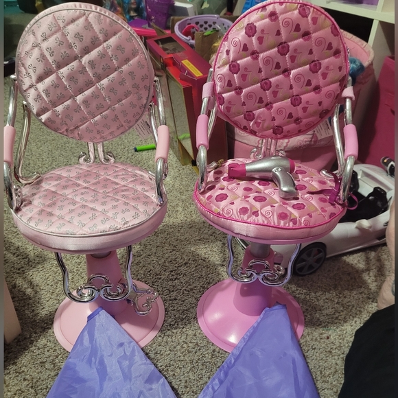 Set of 2 Oyr Generation Salon Chairs with capes and accessories - Picture 2 of 5